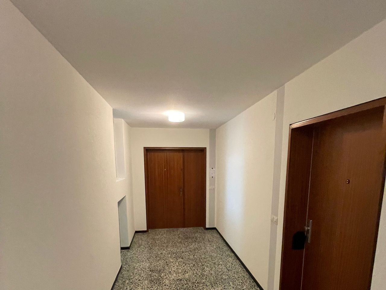Hausflur mit Blick auf die Wohnungstüre