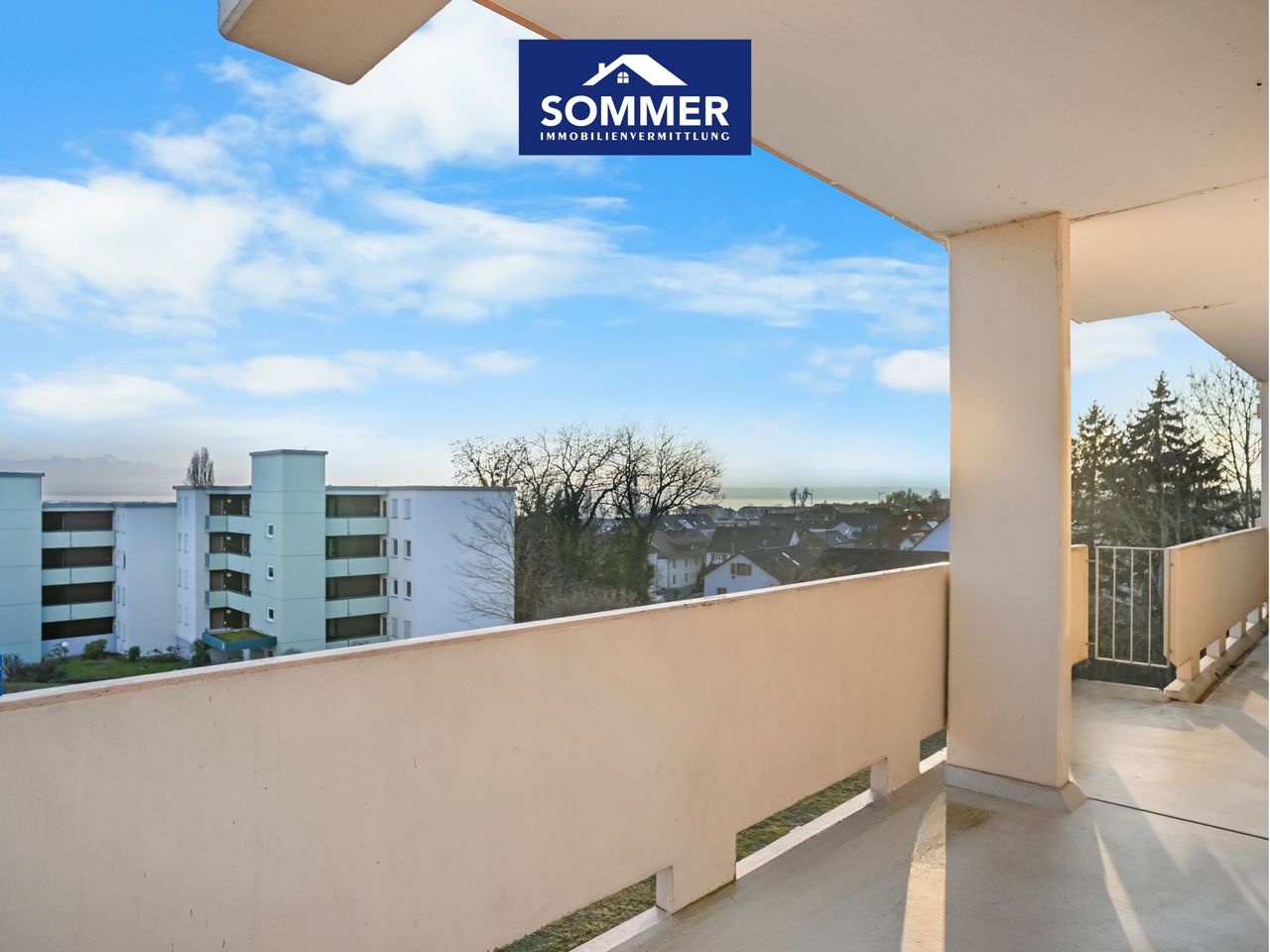 Balkon mit See- und Bergblick