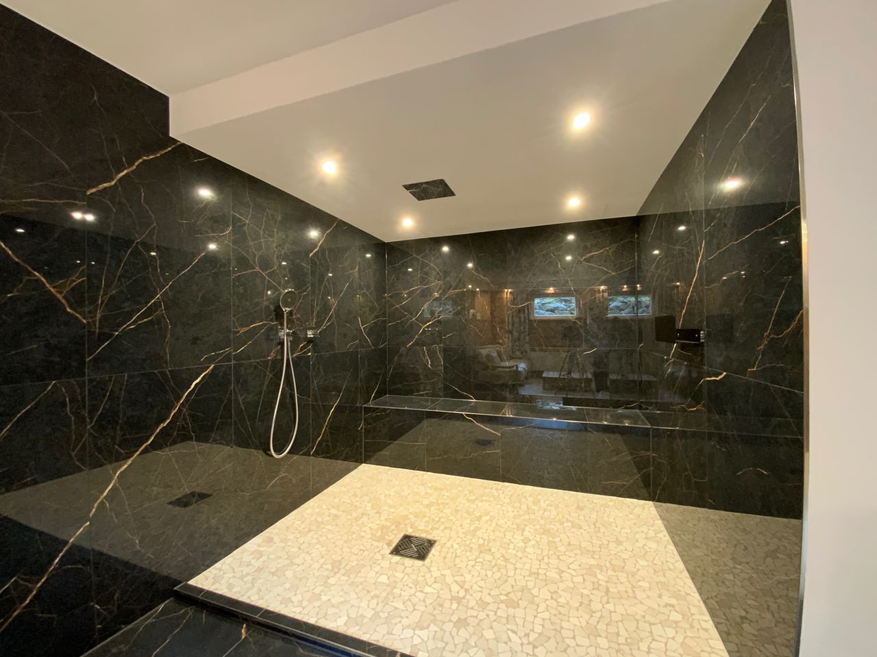 Dusche im Wellnessbereich