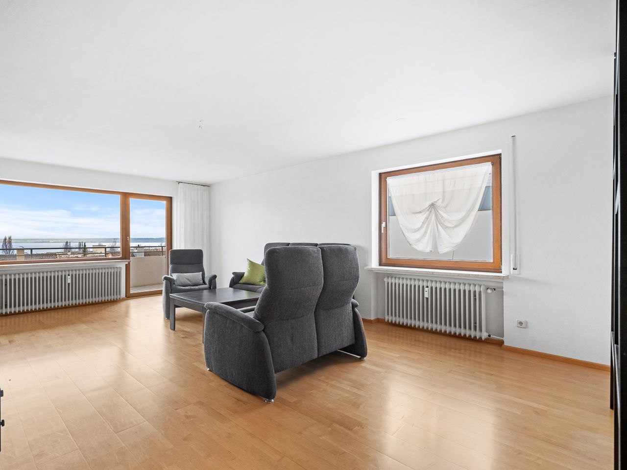 Großes, helles Wohnzimmer