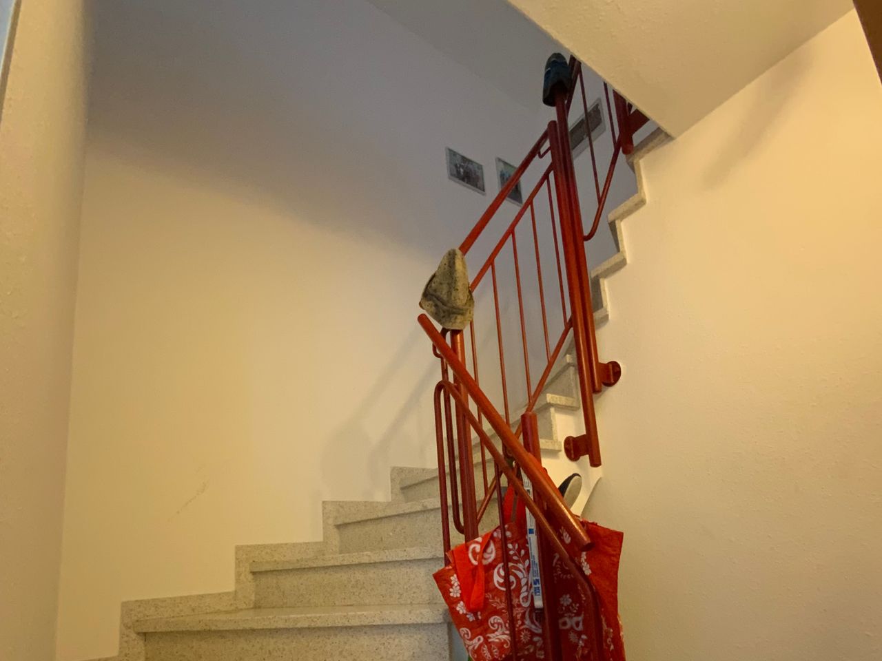 Unten: Eingangsbereich d. Wohnung