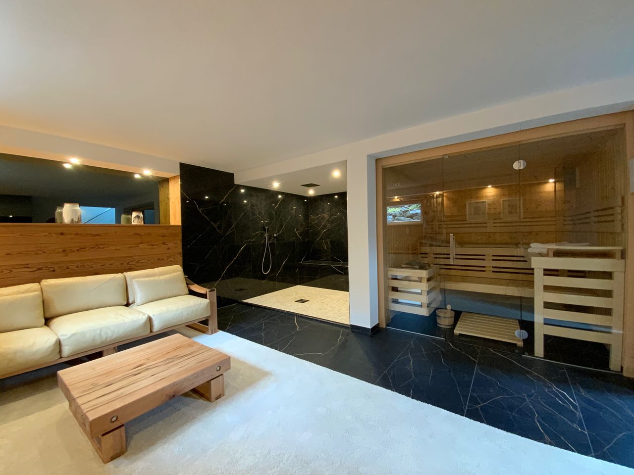 Wellnessbereich im Keller mit Sauna und Dusche