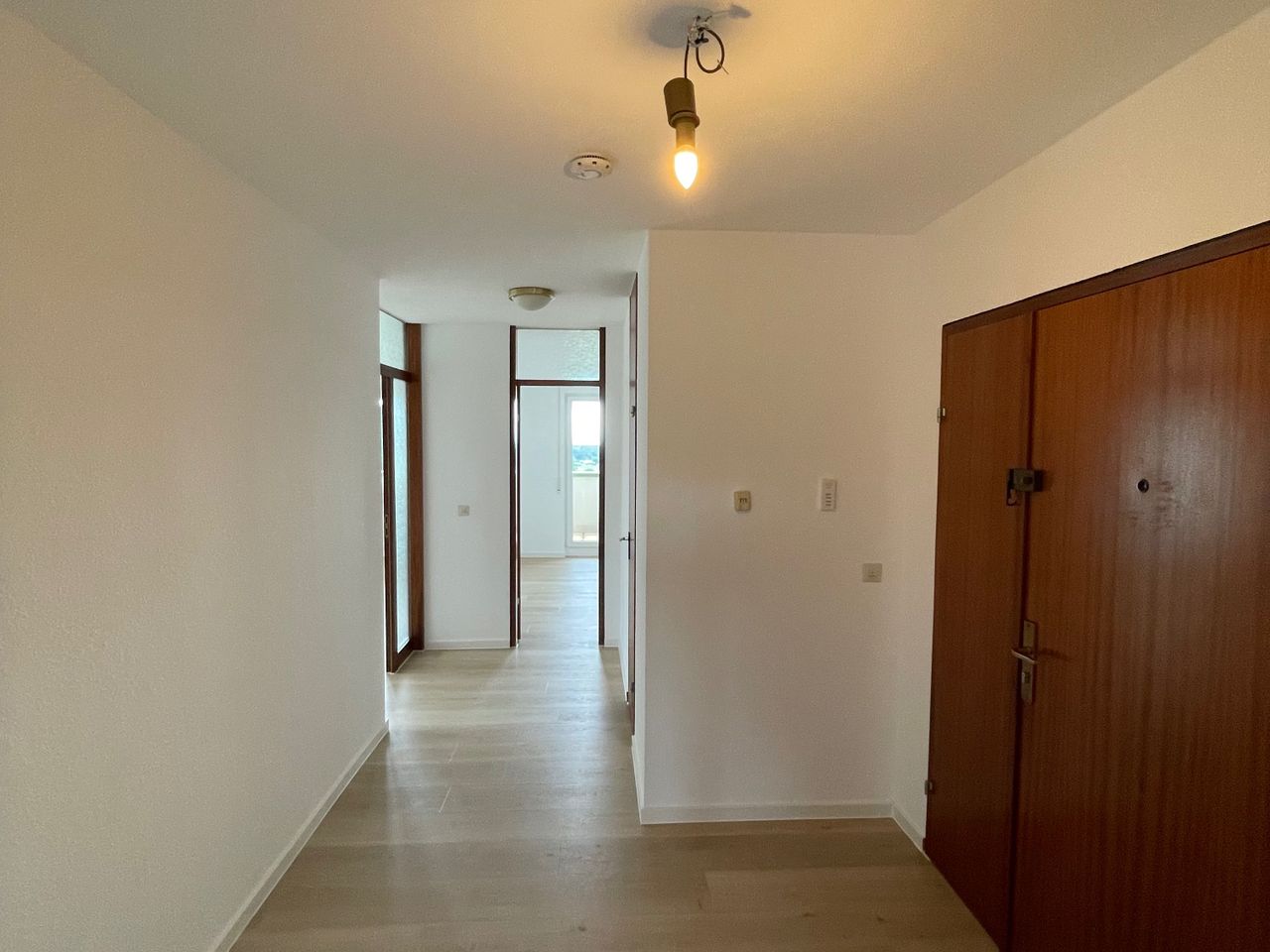 Wohnungsflur (rechts: Wohnungseingangstüre)