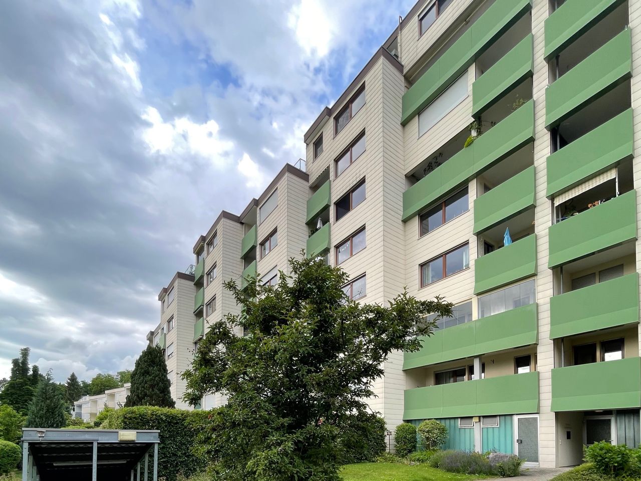 Links: Treppe zur Garage, rechts: Hauseingangstüre
