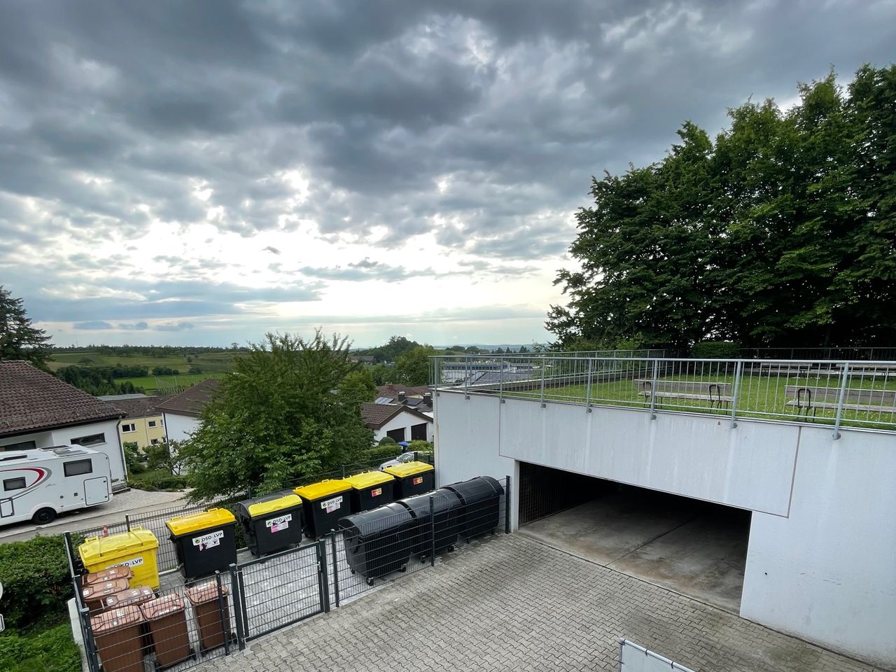Garagenzufahrt und neuer Müllplatz